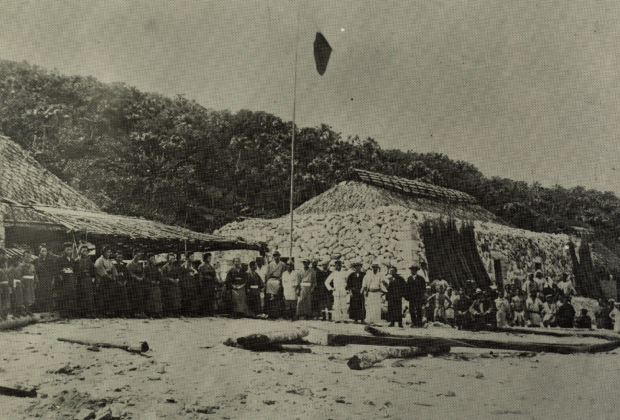 1908年（明治41年）頃の魚釣島のカツオ節工場